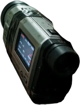 Recorte transparente de la gastada videocámara DV plateada