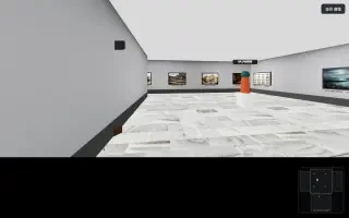 Gameplay réel — une vue large de la galerie avec plusieurs tableaux du monde