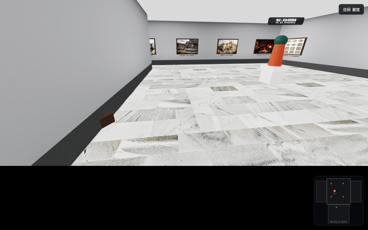 Jogabilidade real — aproximando-se das pinturas ao longo da parede da galeria